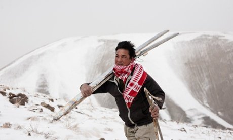 Σκι στο Αφγανιστάν: Δεν είναι... ανέκδοτο -Κάνουν μία ώρα για να ανέβουν και 2' για να κατέβουν την πλαγιά [εικόνες] | iefimerida.gr 1