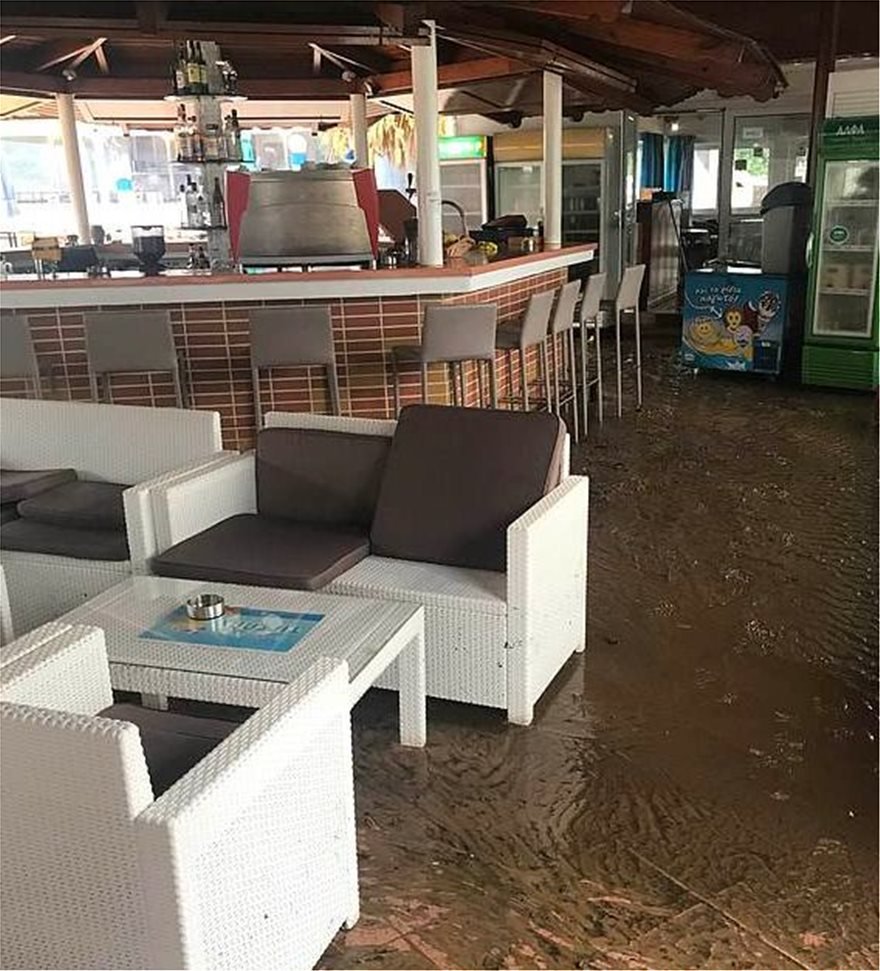 Γκέι ζευγάρι Βρετανών έξαλλοι με τον κυκλώνα «Ζορμπά»: Πλημμύρισε το δωμάτιό τους στη Σκιάθο, έμειναν χωρίς φαγητό [εικόνες] | iefimerida.gr 4