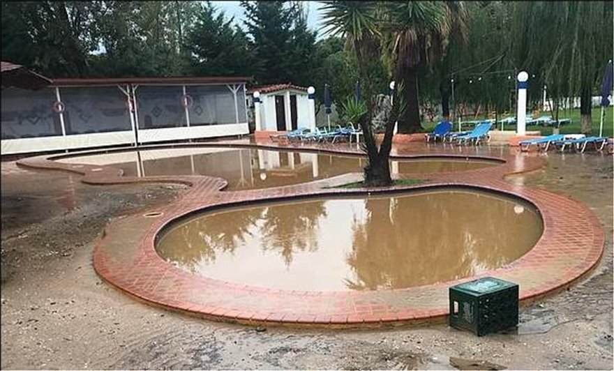 Γκέι ζευγάρι Βρετανών έξαλλοι με τον κυκλώνα «Ζορμπά»: Πλημμύρισε το δωμάτιό τους στη Σκιάθο, έμειναν χωρίς φαγητό [εικόνες] | iefimerida.gr 3