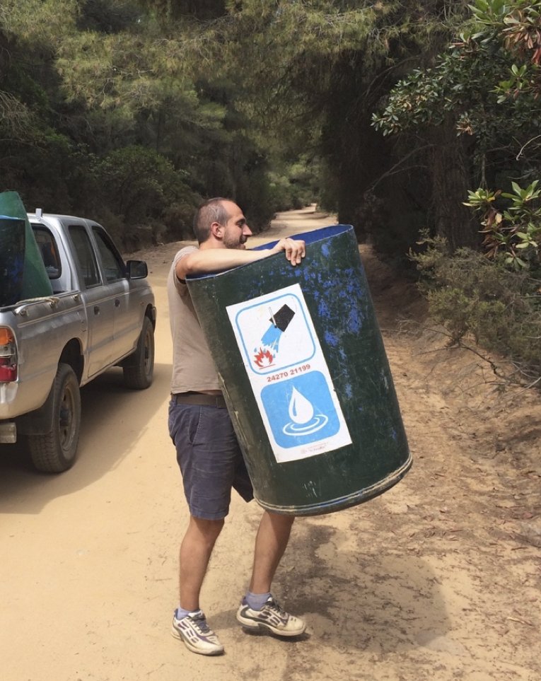 Σκιάθος: Γέμισαν νερό βαρέλια που ξέβρασε η θάλασσα και έκαναν πυρασφάλεια στις Κουκουναριές [εικόνες] | iefimerida.gr 1