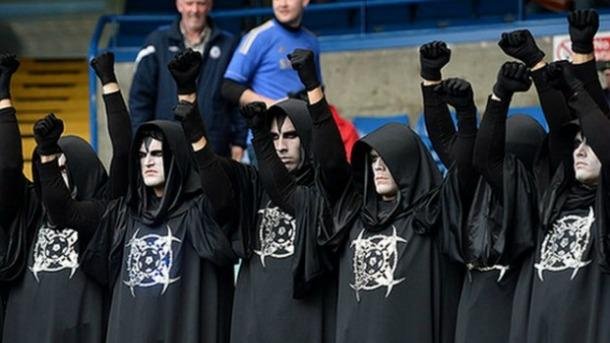 Οπαδοί-σκιάχτρα στο Μόναχο-Μαυροφορεμένοι άντρες στις εξέδρες γηπέδου προκαλούν τον τρόμο [εικόνες] | iefimerida.gr 3