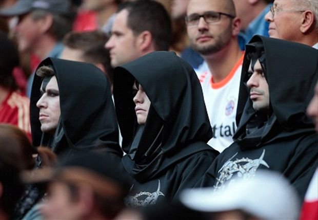 Οπαδοί-σκιάχτρα στο Μόναχο-Μαυροφορεμένοι άντρες στις εξέδρες γηπέδου προκαλούν τον τρόμο [εικόνες] | iefimerida.gr 0
