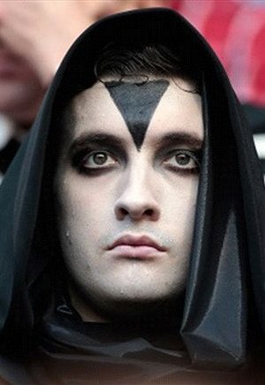 Οπαδοί-σκιάχτρα στο Μόναχο-Μαυροφορεμένοι άντρες στις εξέδρες γηπέδου προκαλούν τον τρόμο [εικόνες] | iefimerida.gr 1