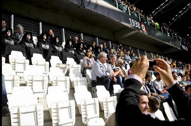 Οπαδοί-σκιάχτρα στο Μόναχο-Μαυροφορεμένοι άντρες στις εξέδρες γηπέδου προκαλούν τον τρόμο [εικόνες] | iefimerida.gr 2