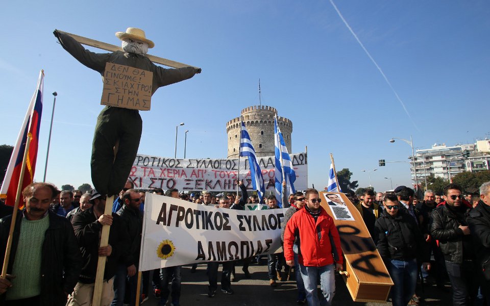 Μπλόκο στην κυβέρνηση για το ασφαλιστικό -Χημικά από τα ΜΑΤ κατά των αγροτών | iefimerida.gr 2