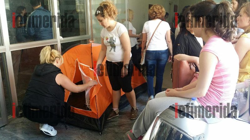 Οι πρώην συμβασιούχοι του ΟΑΕΕ έστησαν σκηνές έξω από το γραφείο του Στρατούλη [εικόνες] | iefimerida.gr 0