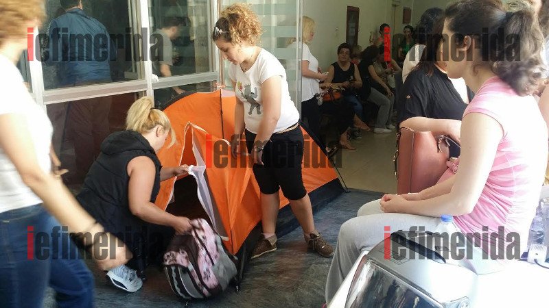 Οι πρώην συμβασιούχοι του ΟΑΕΕ έστησαν σκηνές έξω από το γραφείο του Στρατούλη [εικόνες] | iefimerida.gr 1