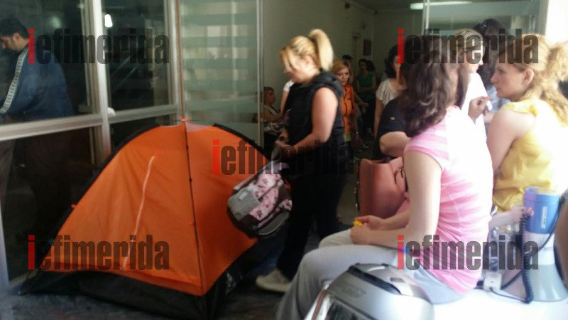 Οι πρώην συμβασιούχοι του ΟΑΕΕ έστησαν σκηνές έξω από το γραφείο του Στρατούλη [εικόνες] | iefimerida.gr 2