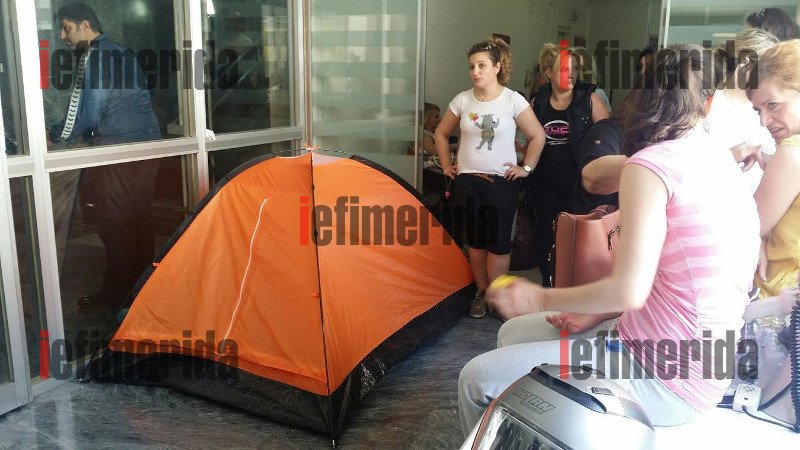 Οι πρώην συμβασιούχοι του ΟΑΕΕ έστησαν σκηνές έξω από το γραφείο του Στρατούλη [εικόνες] | iefimerida.gr 3