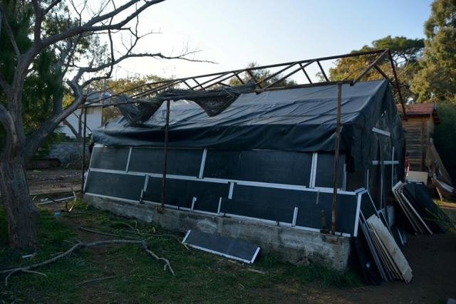 Φτιάχνοντας στέγη για τους πρόσφυγες - Οι αρχιτέκτονες που κατασκευάζουν σκηνές από τα «σκουπίδια» των ναυαγίων στη Λέσβο [εικόνες] | iefimerida.gr 1