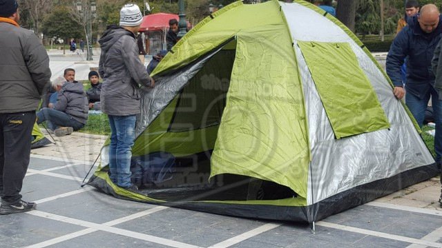 Κατασκήνωσαν πρόσφυγες στην πλατεία Αριστοτέλους [εικόνες & βίντεο] | iefimerida.gr 1