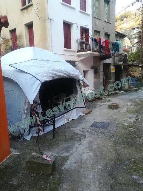 Λόγω κατολισθήσεων, οι αστυνομικοί αναγκάζονται να εκτελούν υπηρεσία μέσα σε μια σκηνή