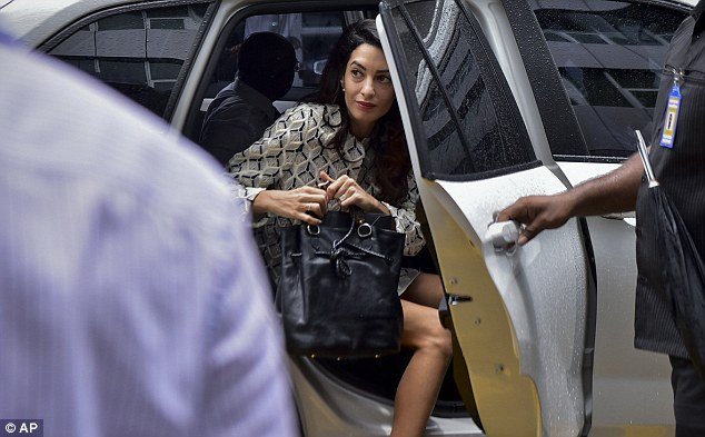 Μια αποστεωμένη Αμάλ - «Κολυμπάει» στα ρούχα της [εικόνες] | iefimerida.gr 3