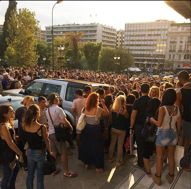 Χαμός από τους θαυμαστές της Lady Gaga στο κέντρο της Αθήνας -Πολιόρκησαν το ξενοδοχείο που μένει [εικόνες] | iefimerida.gr 1