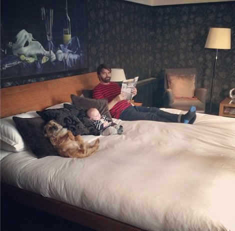 Η ιστορία της απόλυτης αθωότητας που λιώνει το Ιντερνετ -Ο σκύλος και το μωρό που κάνουν τα πάντα μαζί [εικόνες] | iefimerida.gr 5