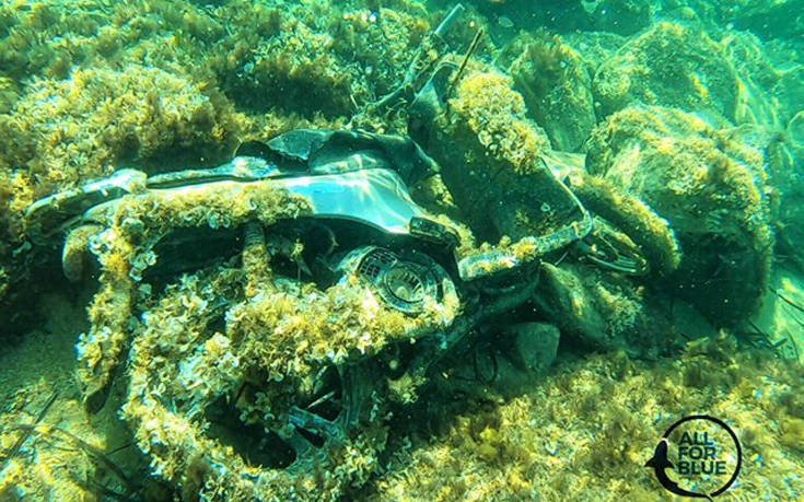 Από νεροχύτες και καλοριφέρ... μέχρι μηχανάκι βρήκαν δύτες στον βυθό της Μυκόνου [εικόνες & βίντεο] | iefimerida.gr 1