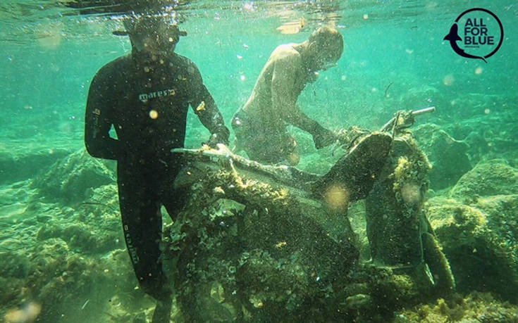 Από νεροχύτες και καλοριφέρ... μέχρι μηχανάκι βρήκαν δύτες στον βυθό της Μυκόνου [εικόνες & βίντεο] | iefimerida.gr 0
