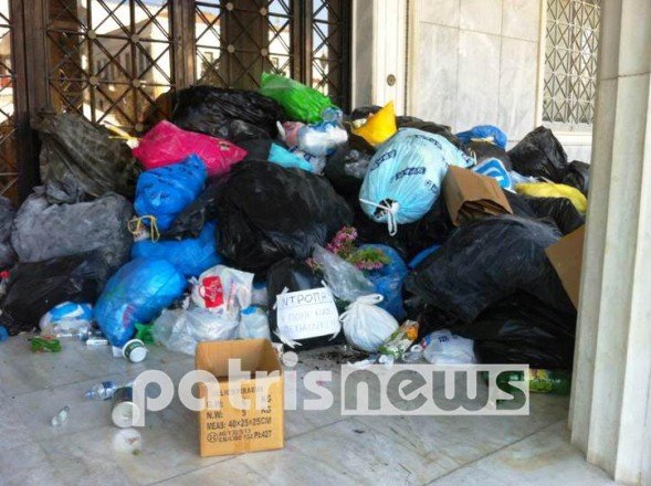 Οργή στον Πύργο – Οι κάτοικοι έχτισαν το Δημαρχείο με σκουπίδια [εικόνες & βίντεο] | iefimerida.gr 1