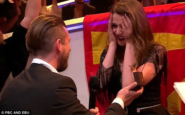 Για πρώτη φορά στη Eurovision: Πρόταση γάμου σε διαγωνιζόμενη τραγουδίστρια on air [βίντεο] | iefimerida.gr 0