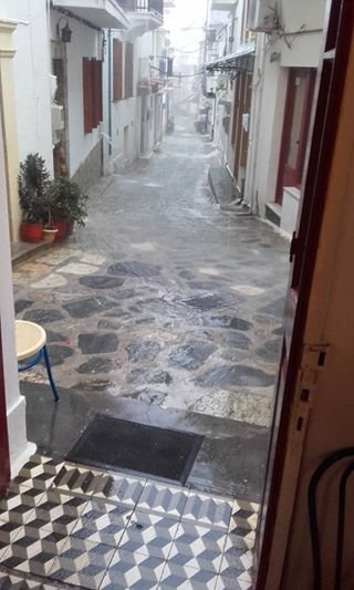 Καταιγίδα σάρωσε τη Σκόπελο -Ποτάμια τα σοκάκια [εικόνες] | iefimerida.gr 1