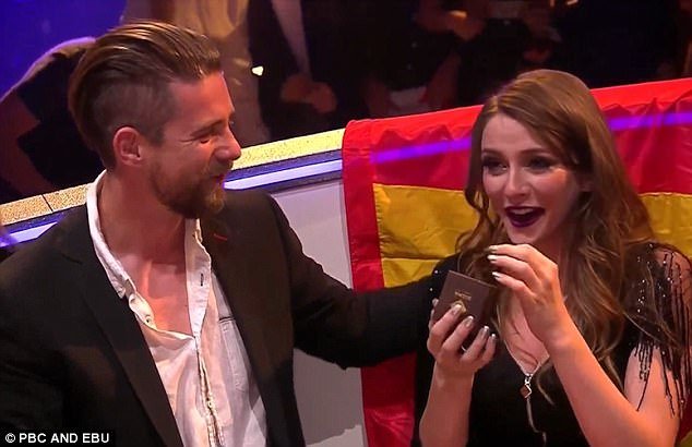 Για πρώτη φορά στη Eurovision: Πρόταση γάμου σε διαγωνιζόμενη τραγουδίστρια on air [βίντεο] | iefimerida.gr 1