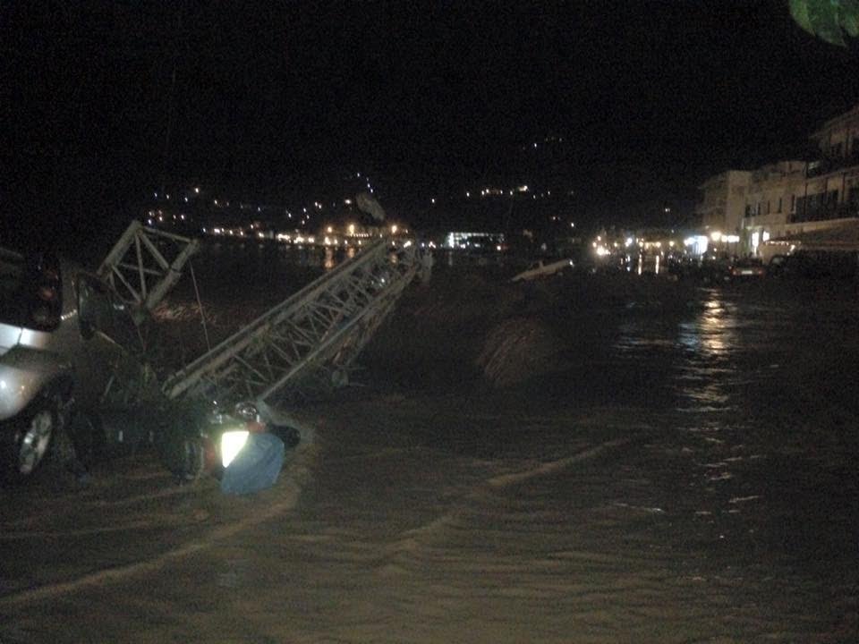 Σκηνές Αποκάλυψης στη Σκόπελο -Η θάλασσα μπήκε στους δρόμους και παρέσυρε τα πάντα [εικόνες & βίντεο] | iefimerida.gr 9