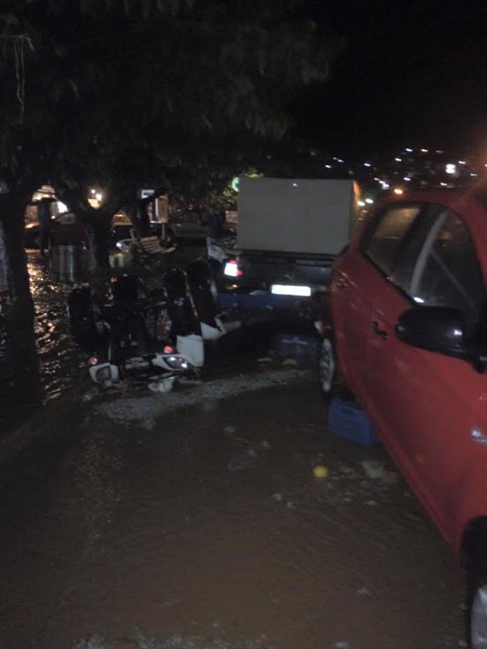 Σκηνές Αποκάλυψης στη Σκόπελο -Η θάλασσα μπήκε στους δρόμους και παρέσυρε τα πάντα [εικόνες & βίντεο] | iefimerida.gr 10