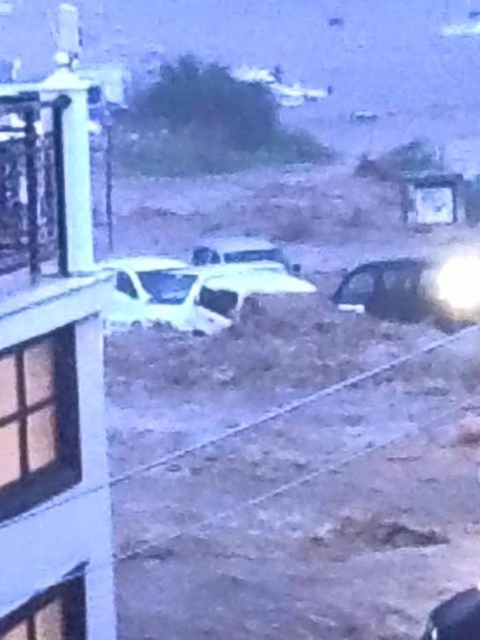 Σκηνές Αποκάλυψης στη Σκόπελο -Η θάλασσα μπήκε στους δρόμους και παρέσυρε τα πάντα [εικόνες & βίντεο] | iefimerida.gr 11