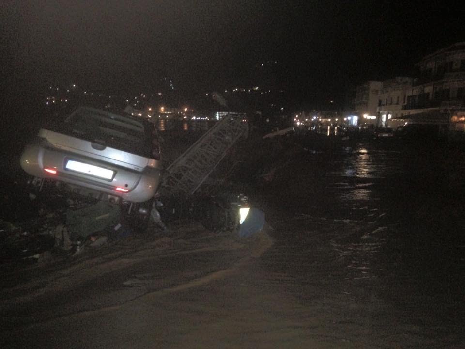 Σκηνές Αποκάλυψης στη Σκόπελο -Η θάλασσα μπήκε στους δρόμους και παρέσυρε τα πάντα [εικόνες & βίντεο] | iefimerida.gr 12