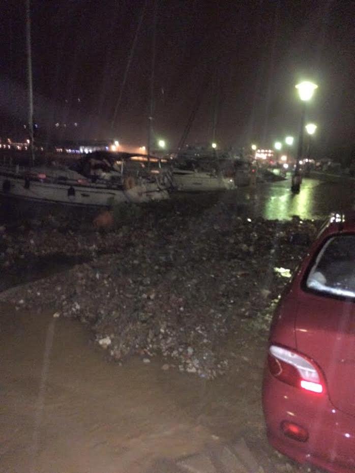 Σκηνές Αποκάλυψης στη Σκόπελο -Η θάλασσα μπήκε στους δρόμους και παρέσυρε τα πάντα [εικόνες & βίντεο] | iefimerida.gr 13