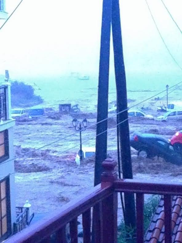 Σκηνές Αποκάλυψης στη Σκόπελο -Η θάλασσα μπήκε στους δρόμους και παρέσυρε τα πάντα [εικόνες & βίντεο] | iefimerida.gr 19