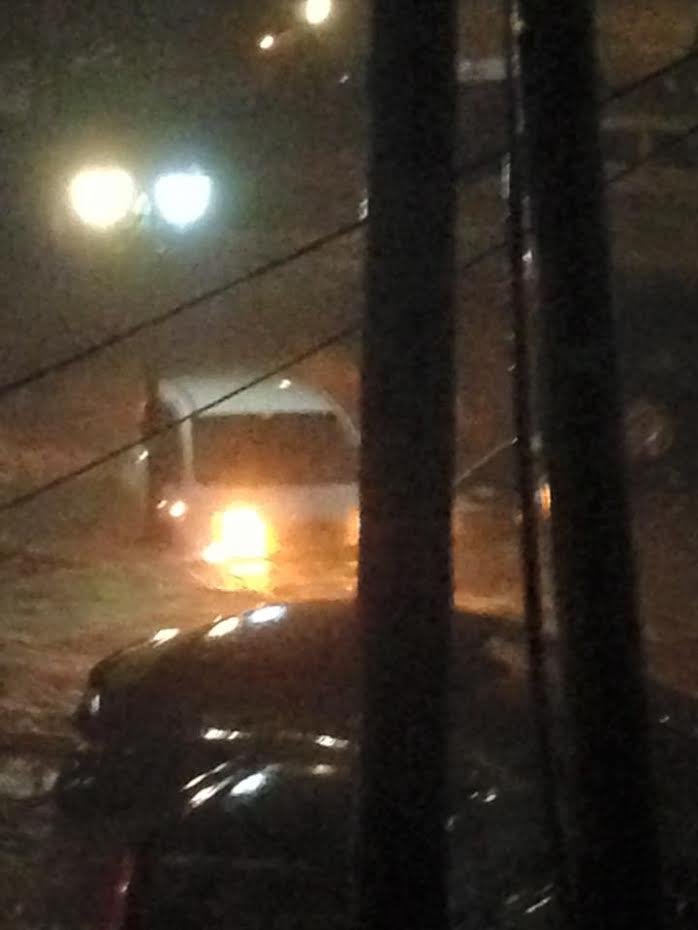 Σκηνές Αποκάλυψης στη Σκόπελο -Η θάλασσα μπήκε στους δρόμους και παρέσυρε τα πάντα [εικόνες & βίντεο] | iefimerida.gr 20