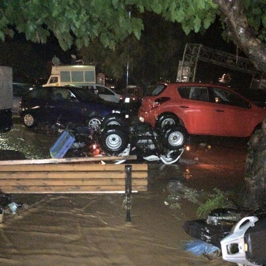 Σκηνές Αποκάλυψης στη Σκόπελο -Η θάλασσα μπήκε στους δρόμους και παρέσυρε τα πάντα [εικόνες & βίντεο] | iefimerida.gr 4