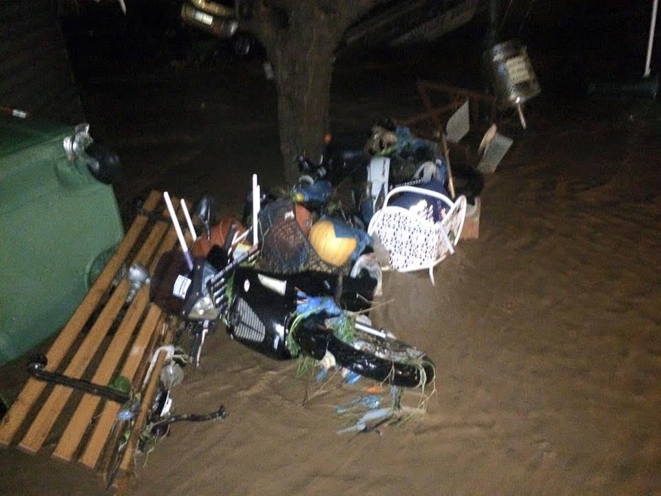 Σκηνές Αποκάλυψης στη Σκόπελο -Η θάλασσα μπήκε στους δρόμους και παρέσυρε τα πάντα [εικόνες & βίντεο] | iefimerida.gr 5