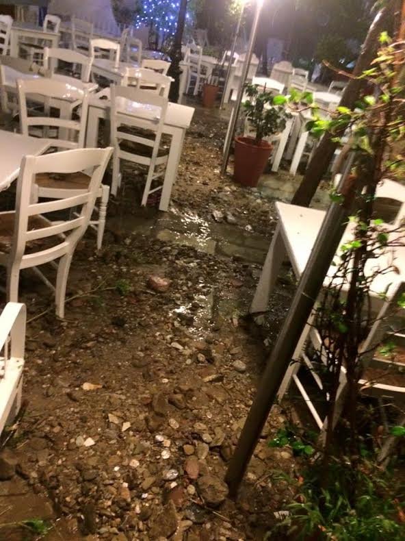 Σκηνές Αποκάλυψης στη Σκόπελο -Η θάλασσα μπήκε στους δρόμους και παρέσυρε τα πάντα [εικόνες & βίντεο] | iefimerida.gr 6