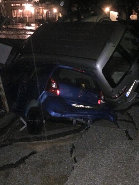 Σκηνές Αποκάλυψης στη Σκόπελο -Η θάλασσα μπήκε στους δρόμους και παρέσυρε τα πάντα [εικόνες & βίντεο] | iefimerida.gr 7