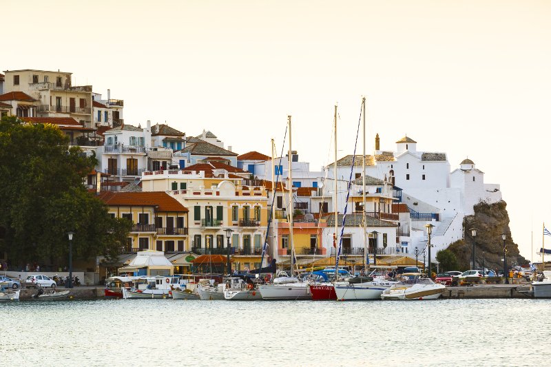 Πώς η γραφειοκρατία έστειλε τη νέα ταινία του Mamma Mia από τη Σκόπελο στην Κροατία | iefimerida.gr 1