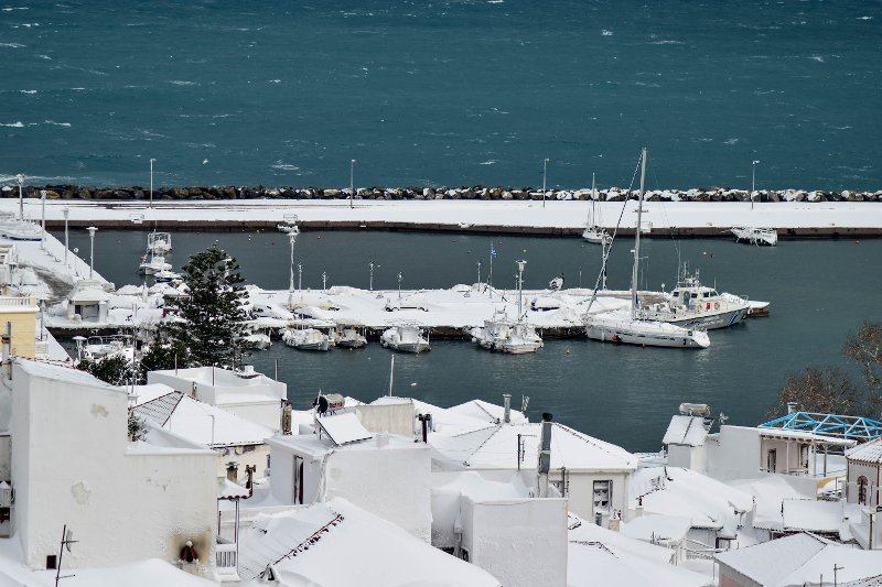 Πάγωσαν από τα χιόνια ιστιοπλοϊκά, βάρκες και καΐκια -Μοναδικά καρέ σε Σκόπελο, Μυτιλήνη και Αργολίδα [εικόνες] | iefimerida.gr 1
