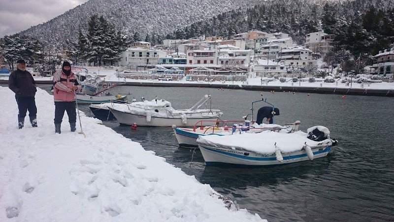 Πάγωσαν από τα χιόνια ιστιοπλοϊκά, βάρκες και καΐκια -Μοναδικά καρέ σε Σκόπελο, Μυτιλήνη και Αργολίδα [εικόνες] | iefimerida.gr 3