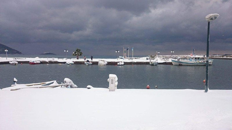 Πάγωσαν από τα χιόνια ιστιοπλοϊκά, βάρκες και καΐκια -Μοναδικά καρέ σε Σκόπελο, Μυτιλήνη και Αργολίδα [εικόνες] | iefimerida.gr 4