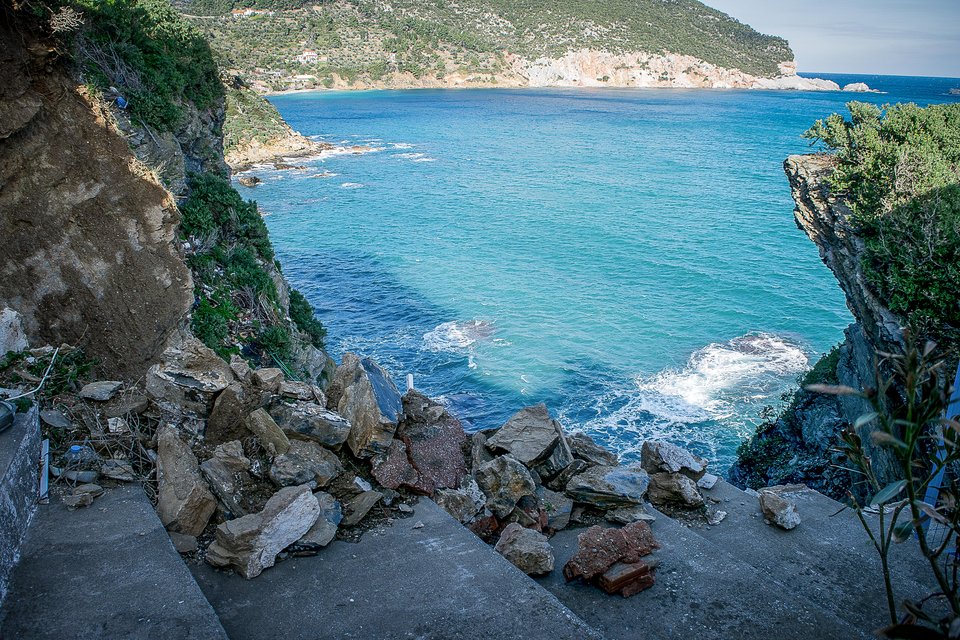 Κατολίσθηση στη Σκόπελο, απίστευτα πλάνα -Στον αέρα τα σπίτια [εικόνες] | iefimerida.gr 0