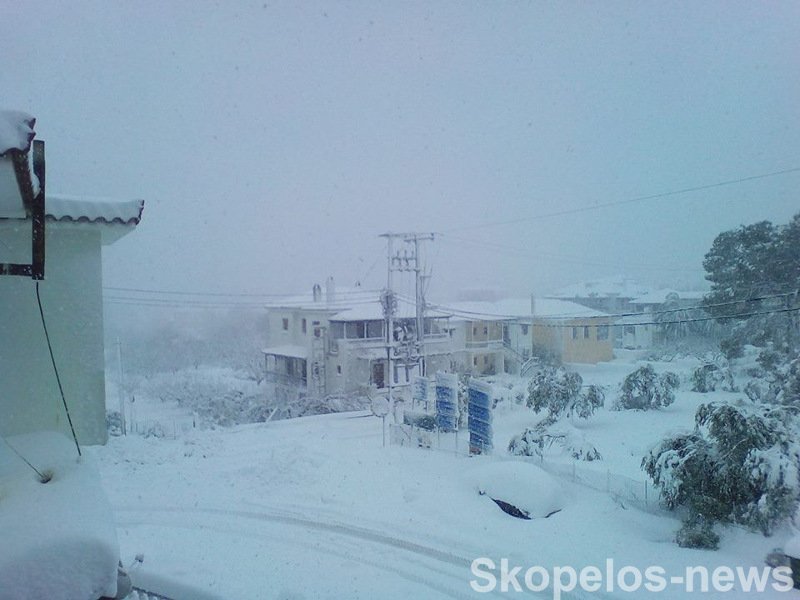 Απόγνωση σε Σκόπελο και Αλόννησο: Χωρίς ρεύμα και νερό, με το χιόνι να ξεπερνά τα 2,5 μέτρα [εικόνες] | iefimerida.gr 2
