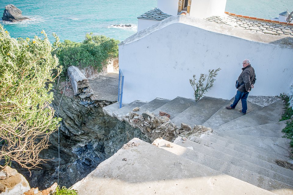 Κατολίσθηση στη Σκόπελο, απίστευτα πλάνα -Στον αέρα τα σπίτια [εικόνες] | iefimerida.gr 1