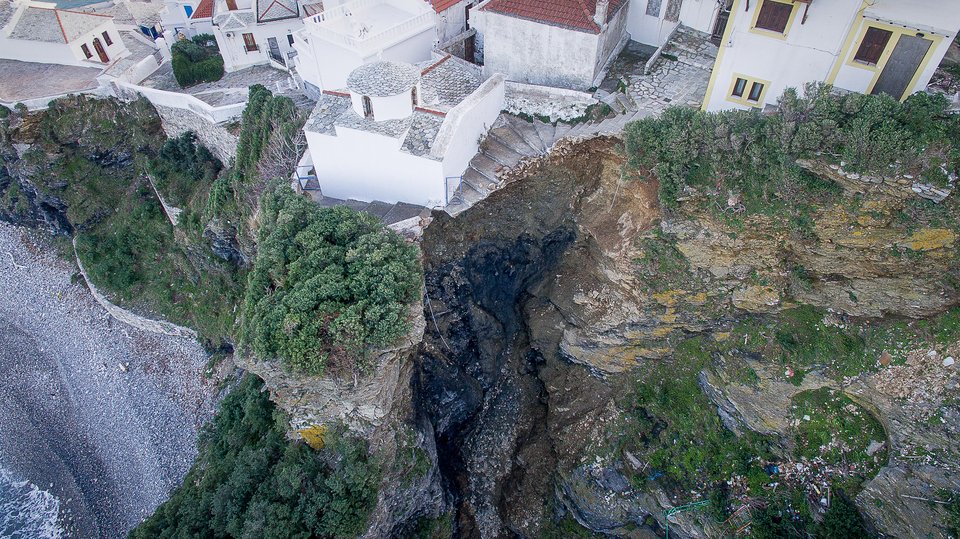 Κατολίσθηση στη Σκόπελο, απίστευτα πλάνα -Στον αέρα τα σπίτια [εικόνες] | iefimerida.gr 2