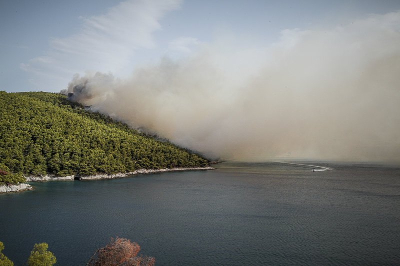 Σε εξέλιξη η μεγάλη φωτιά στη Σκόπελο -Καίει ανεξέλεγκτα πευκοδάσος | iefimerida.gr 1