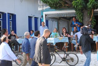 Το «συσσίτιο» Τσίπρα Καμμένου στη Σκόπελο: Μπακαλιάρος σκορδαλιά και σαρδέλες στα κάρβουνα [εικόνα] | iefimerida.gr 4