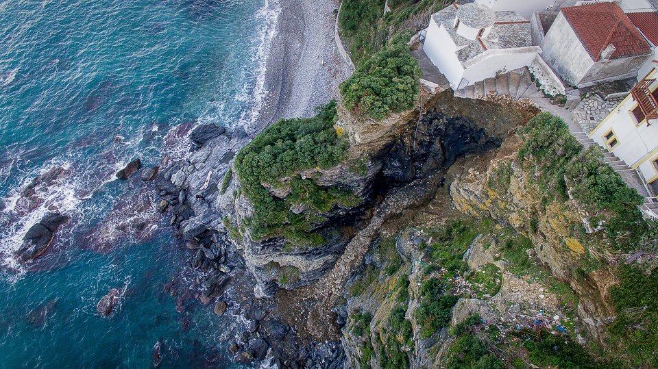 Κατολίσθηση στη Σκόπελο, απίστευτα πλάνα -Στον αέρα τα σπίτια [εικόνες] | iefimerida.gr 3