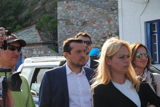 Το «συσσίτιο» Τσίπρα Καμμένου στη Σκόπελο: Μπακαλιάρος σκορδαλιά και σαρδέλες στα κάρβουνα [εικόνα] | iefimerida.gr 2