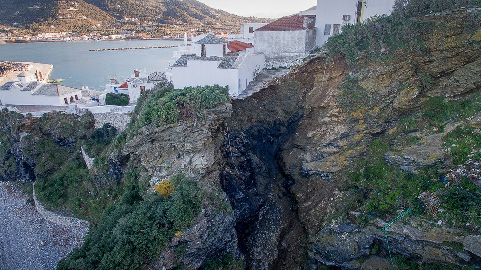 Κατολίσθηση στη Σκόπελο, απίστευτα πλάνα -Στον αέρα τα σπίτια [εικόνες] | iefimerida.gr 4