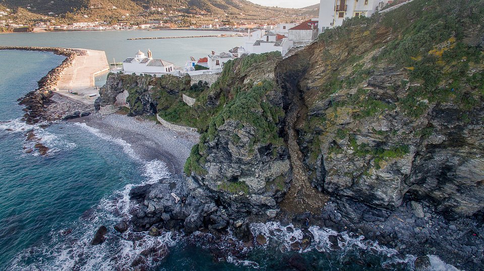 Κατολίσθηση στη Σκόπελο, απίστευτα πλάνα -Στον αέρα τα σπίτια [εικόνες] | iefimerida.gr 6